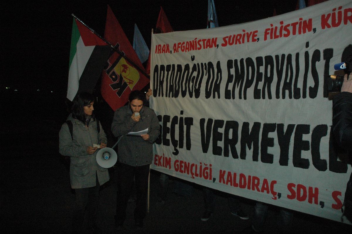 AK Parti Önünde \'Savaş\' Protestosu