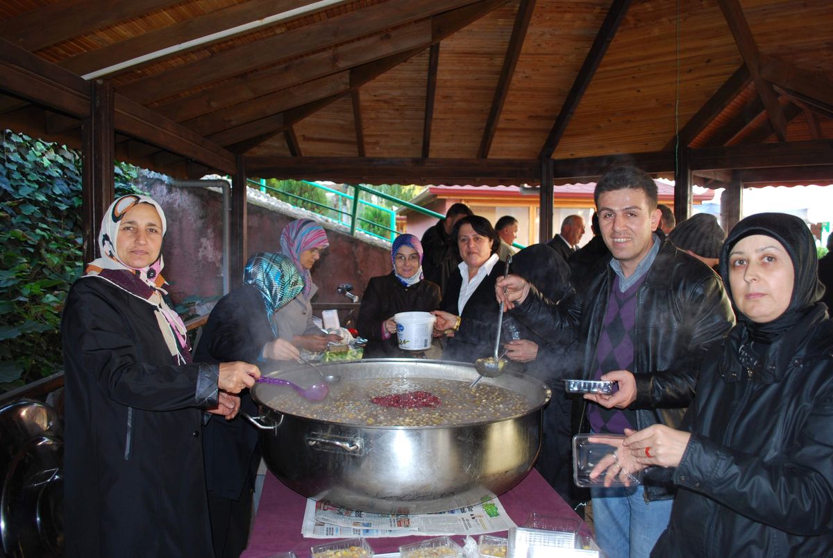 Ak Partili Kadınlardan Aşure İkramı