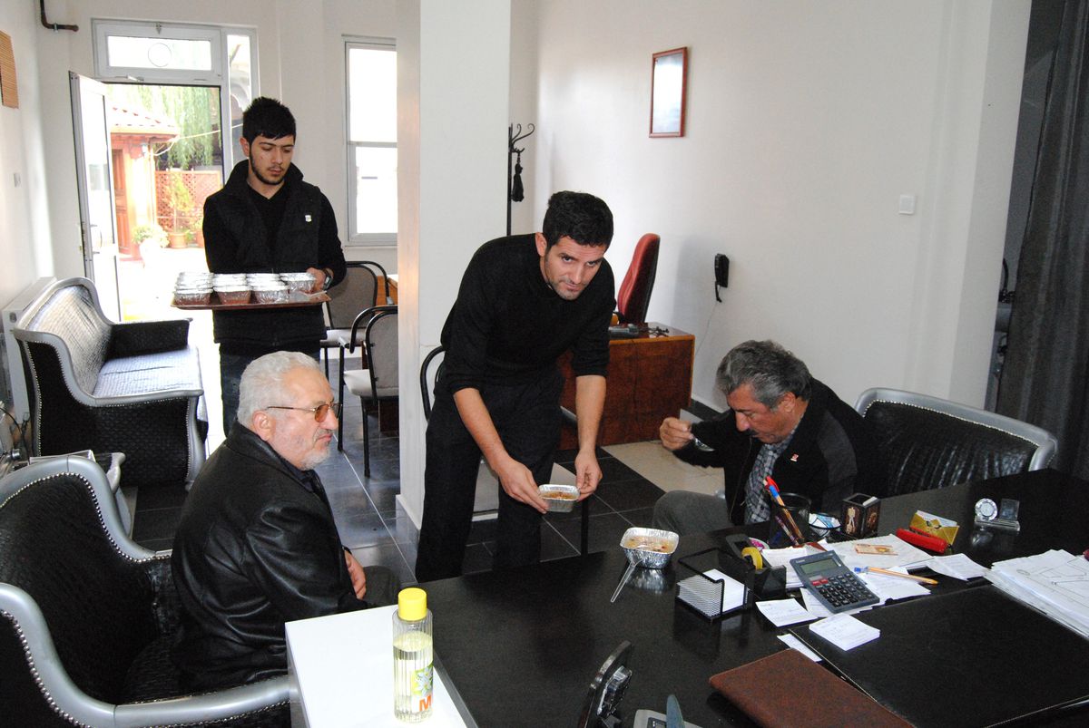 Akçakoca\'da Esnaf Aşüre Dağıttı