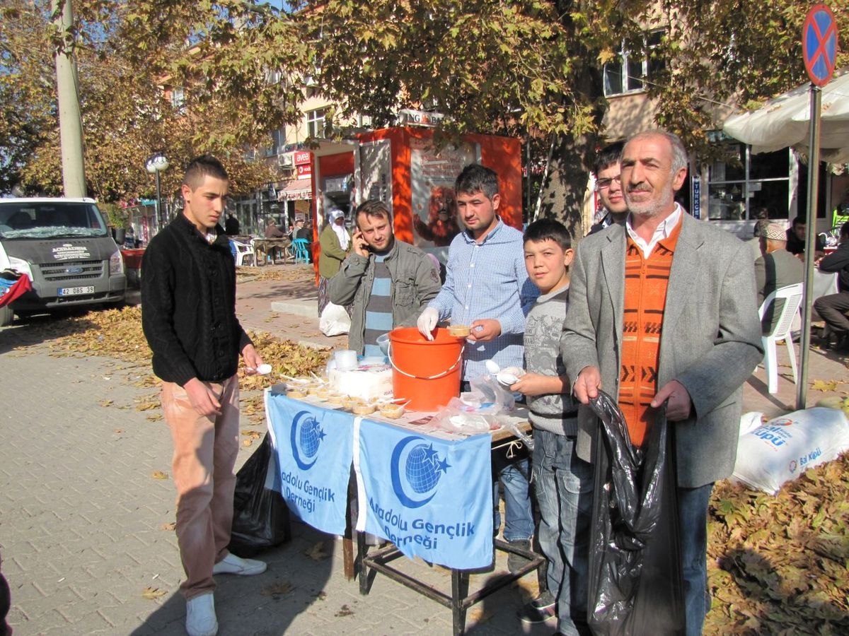 Anadolu Gençlik Derneği, 2 Bin Kişiye Aşure Dağıttı
