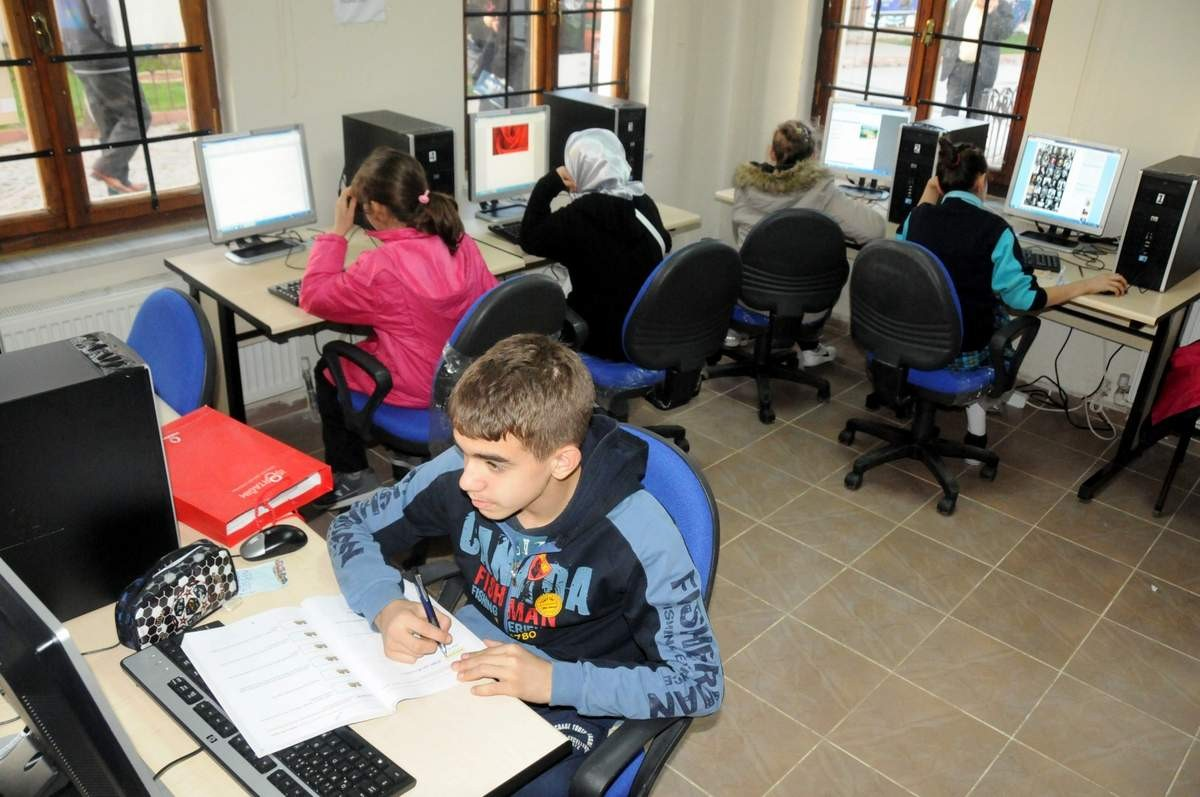 Bandırma Belediyesi Kitap Dağıttı