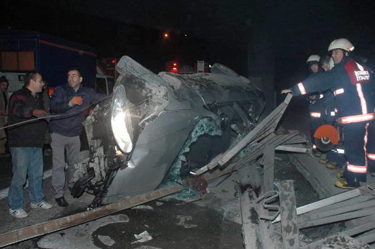 Bariyere Çarpan Otomobil Yanyoldan Otoyola Uçtu