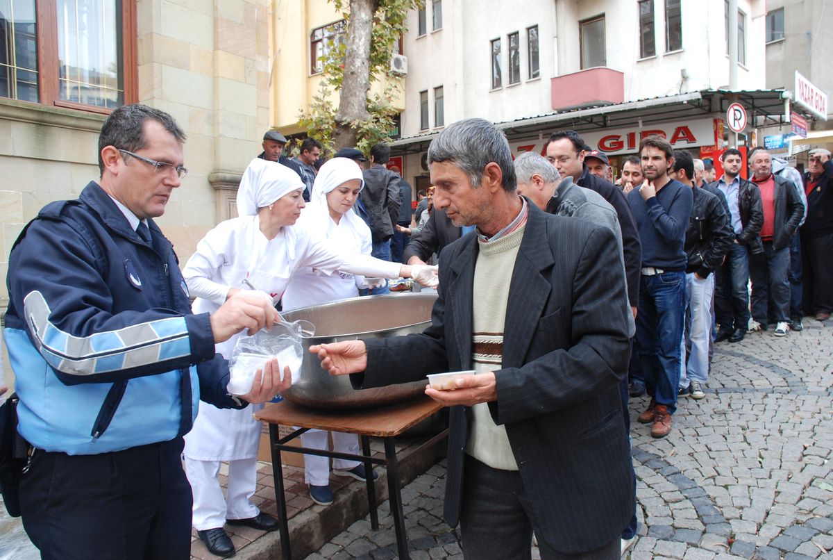 Biga Belediyesi 6 Bin Kişiye Aşure Dağıttı