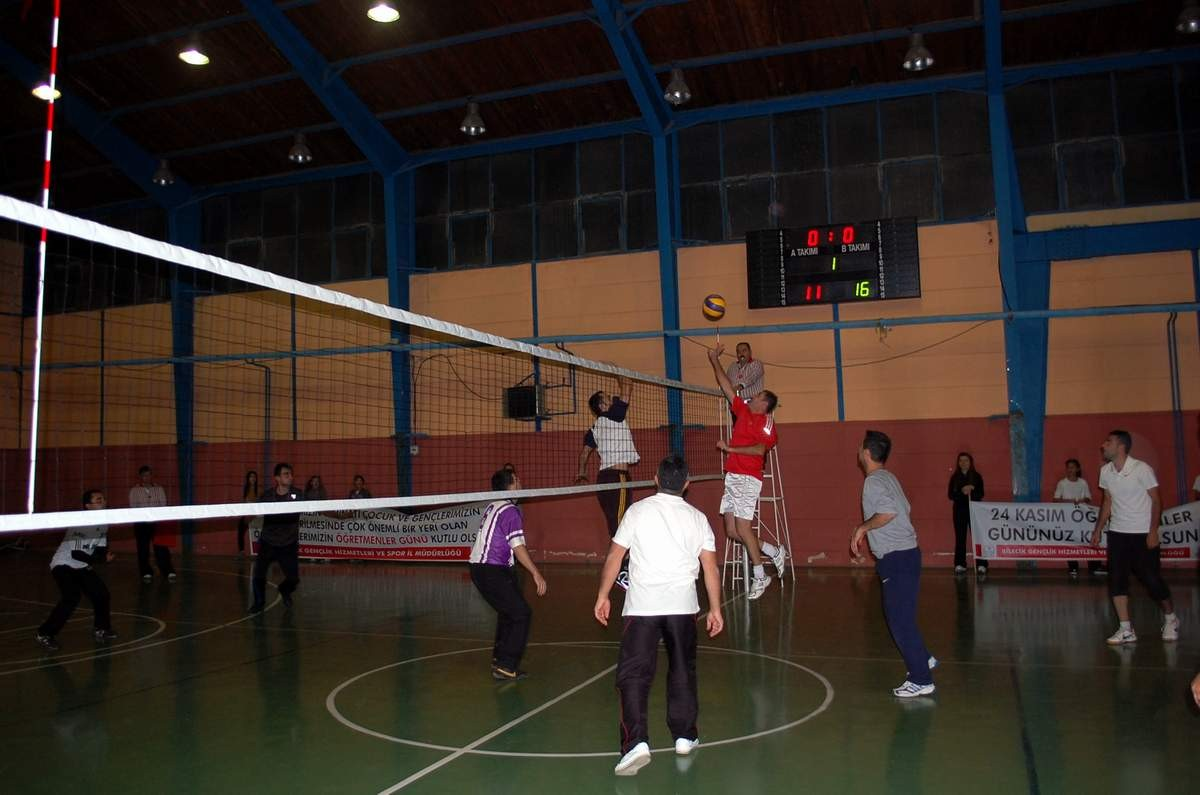 Bozüyük\'te Öğretmenler Arası Voleybol Maçı