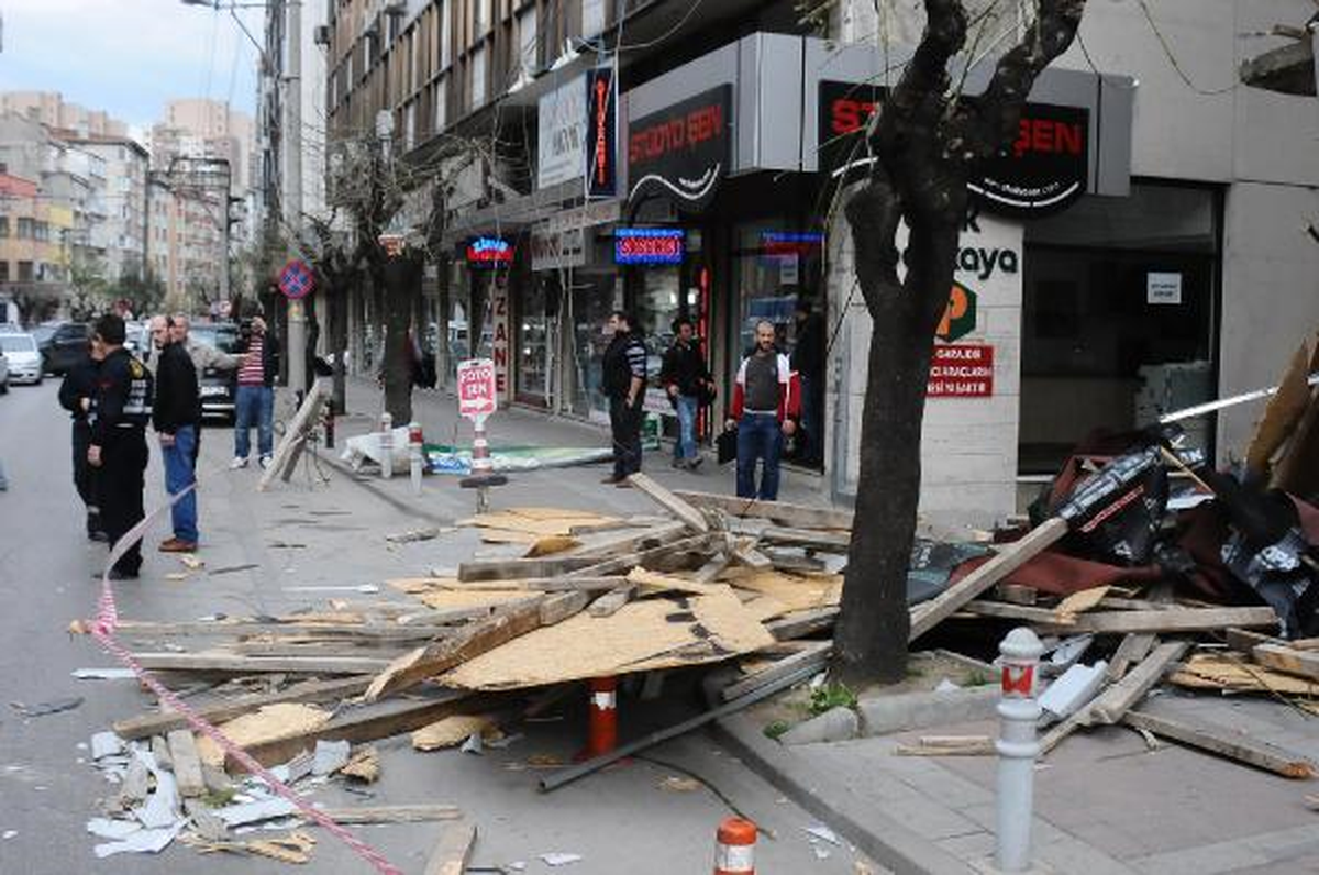 Bursa\'da Lodos Çatı Uçurdu, 16 Kişi Sobadan Zehirlendi