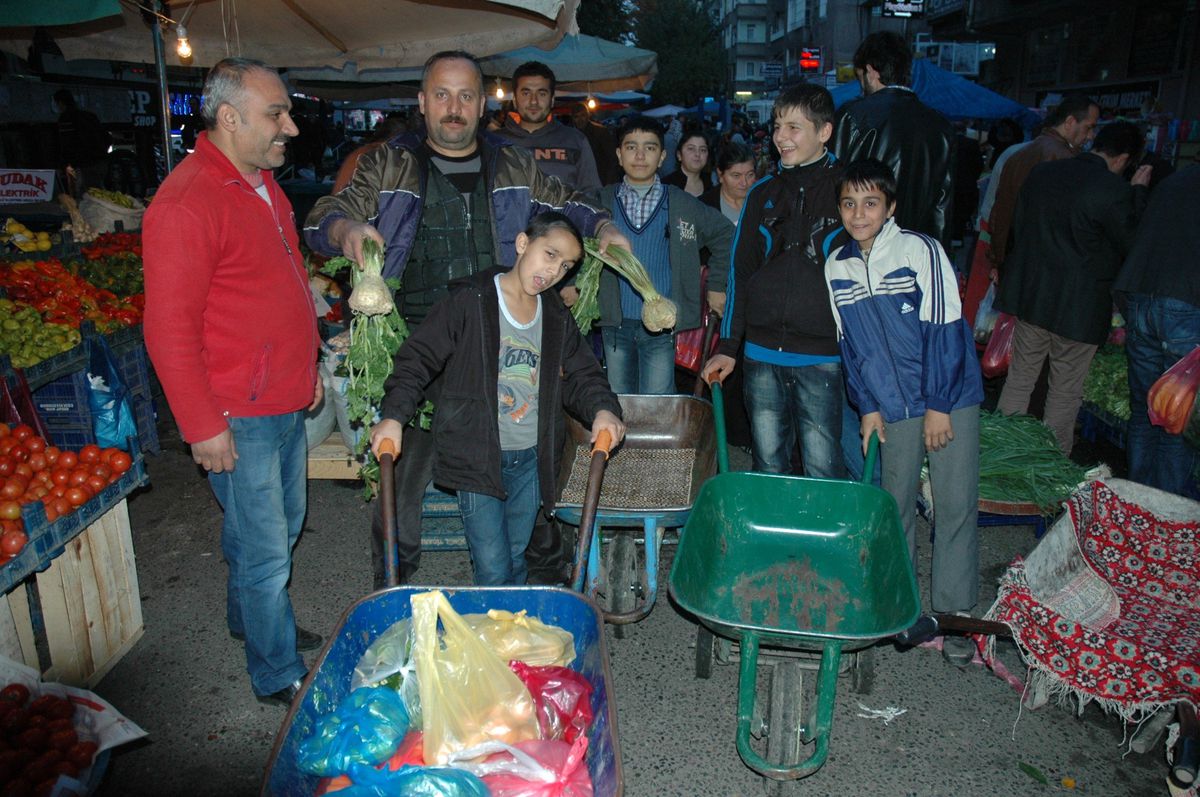 Çocuklar Okul Harçlıkları İçin Pazarda Arabacılık Yapıyor