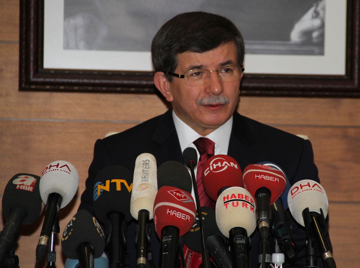 Davutoğlu\'na "Çiçekli" Karşılama