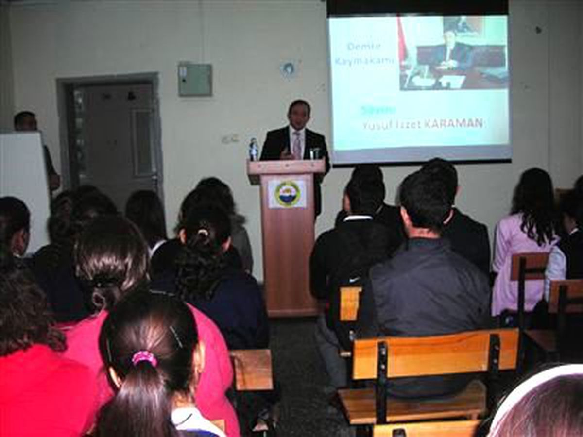 Demre Kaymakamı Karaman\'dan Meslek Tanıtım Semineri