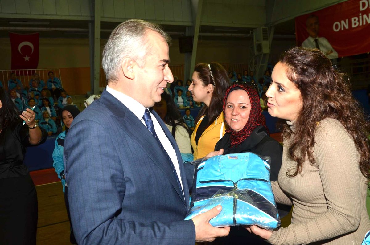 Denizli Belediyesi\'nden Üç Bin Kadına Eşofman