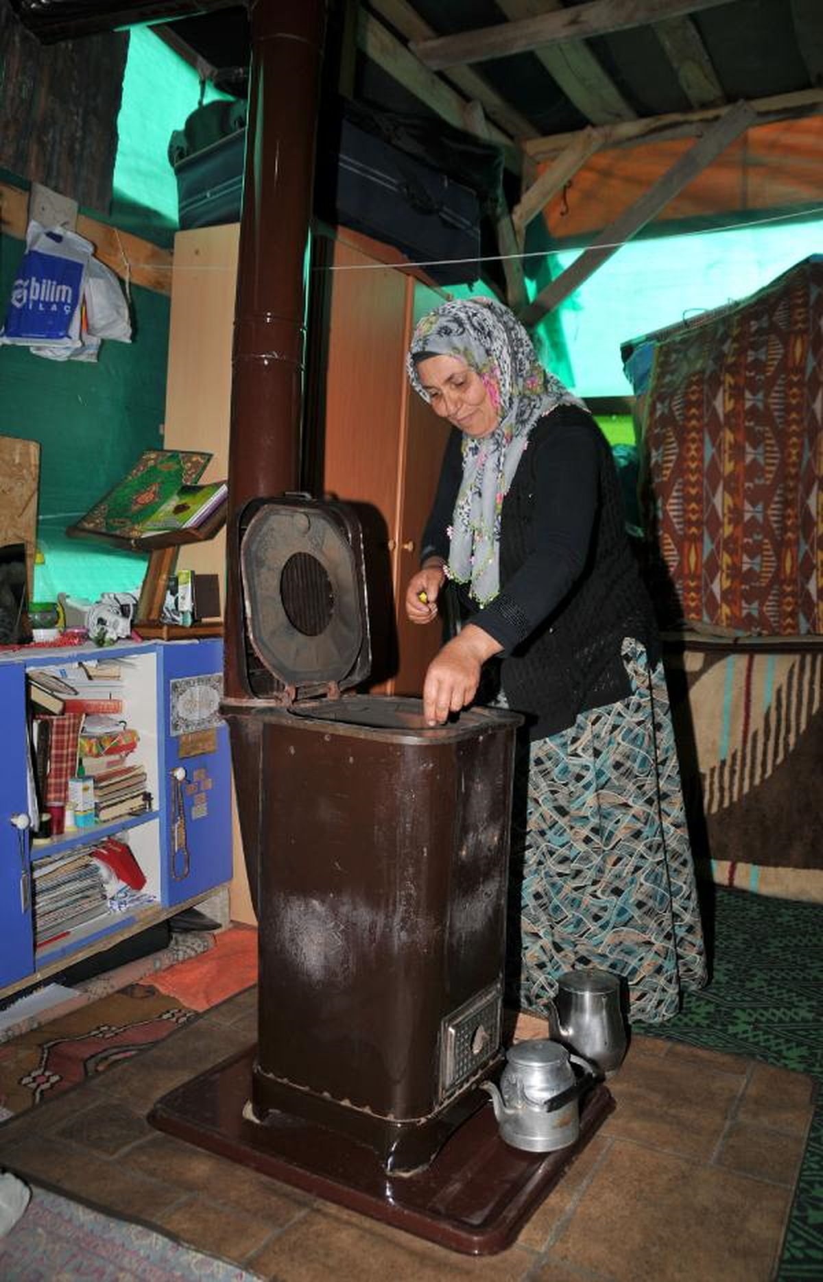 Depremzede Aile Kışı Barakada Geçirecek