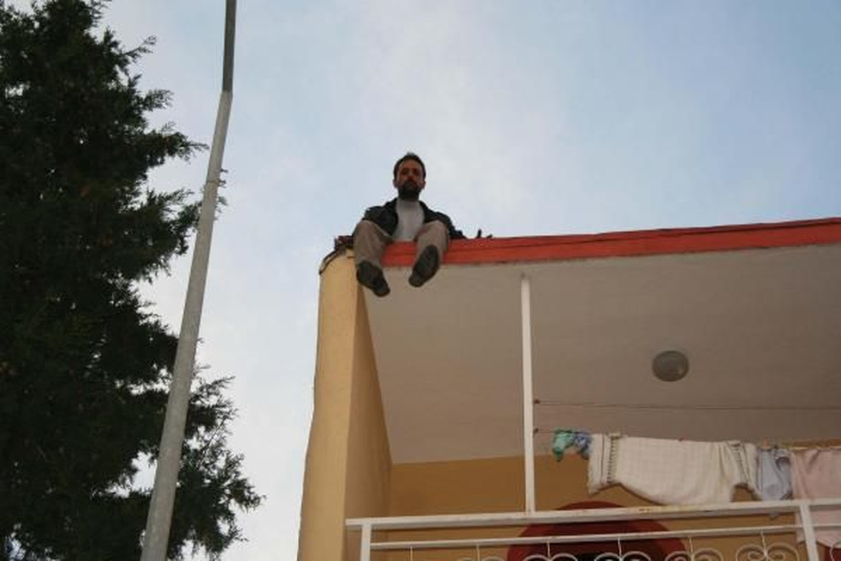 "Devlet Bize Bakmıyor" Diyerek Çatıya Çıktılar
