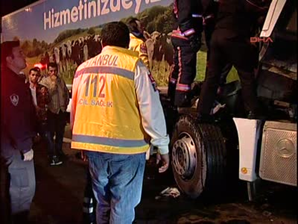Emniyet Şeridinde Bekleyen Tır\'a Arkadan Çarptı