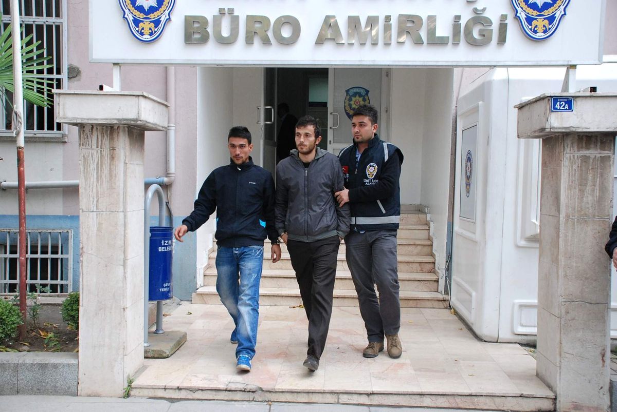 Esrar İçerken Polise Yakalandılar