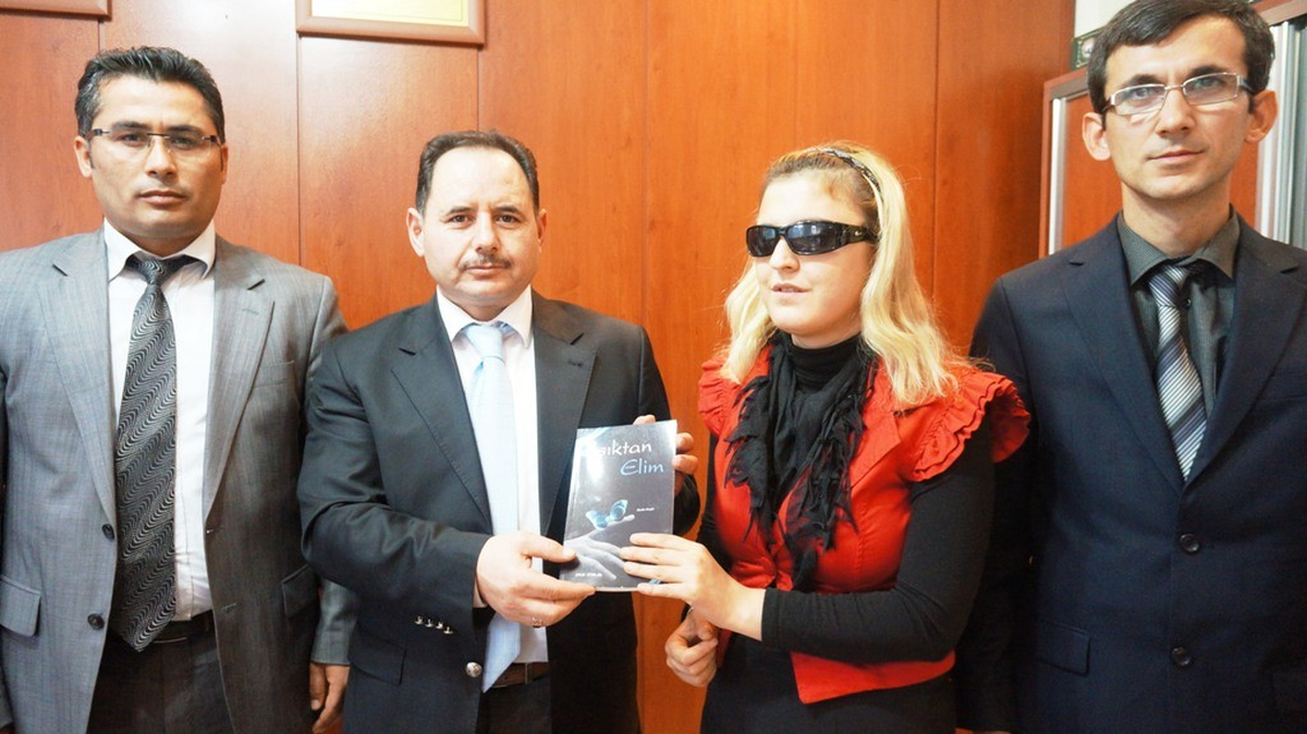 Görme Engelli Öğretmen, Şiir Kitabını Tanıttı