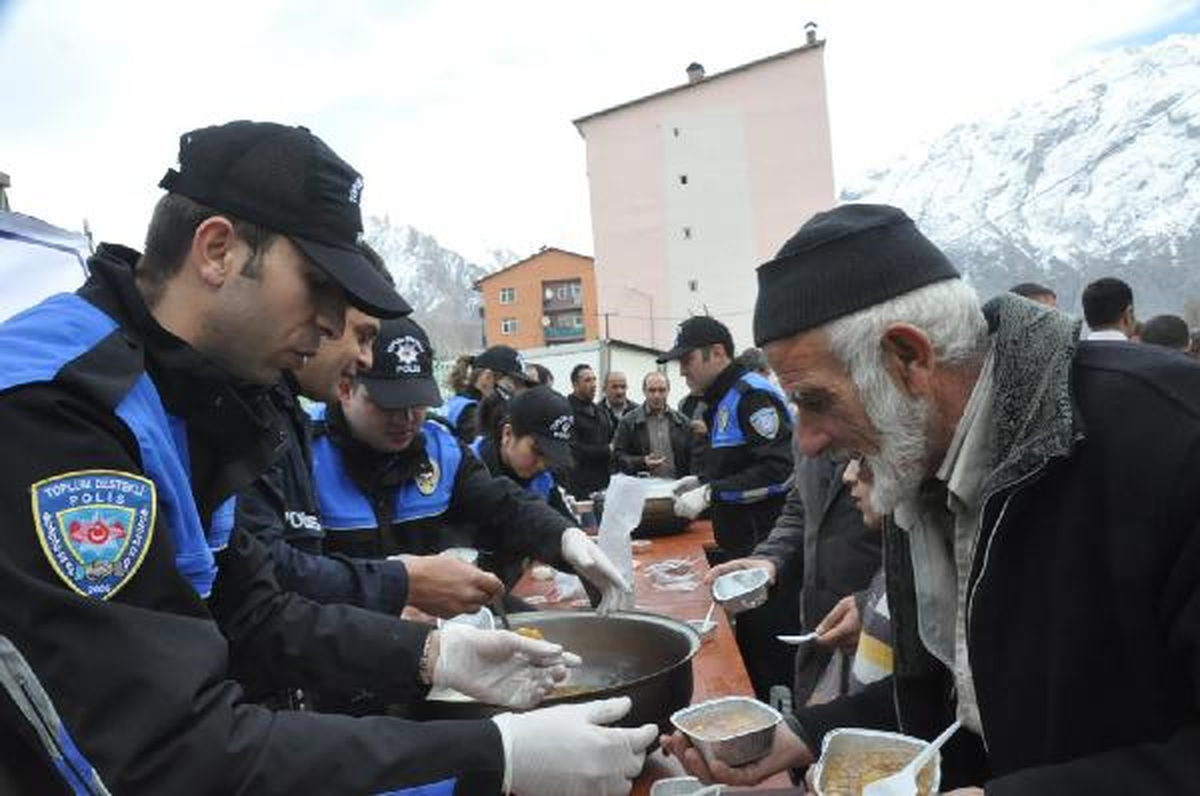 Hakkari\'de Polis 1500 Kişiye Aşure Dağıttı