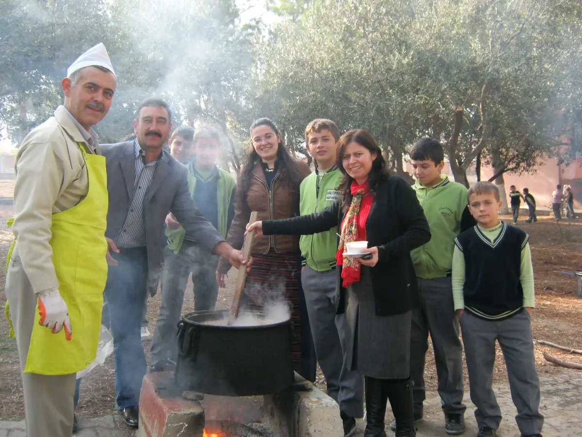 Halitpaşa'da 9 Kazan Aşure Dağıtıldı