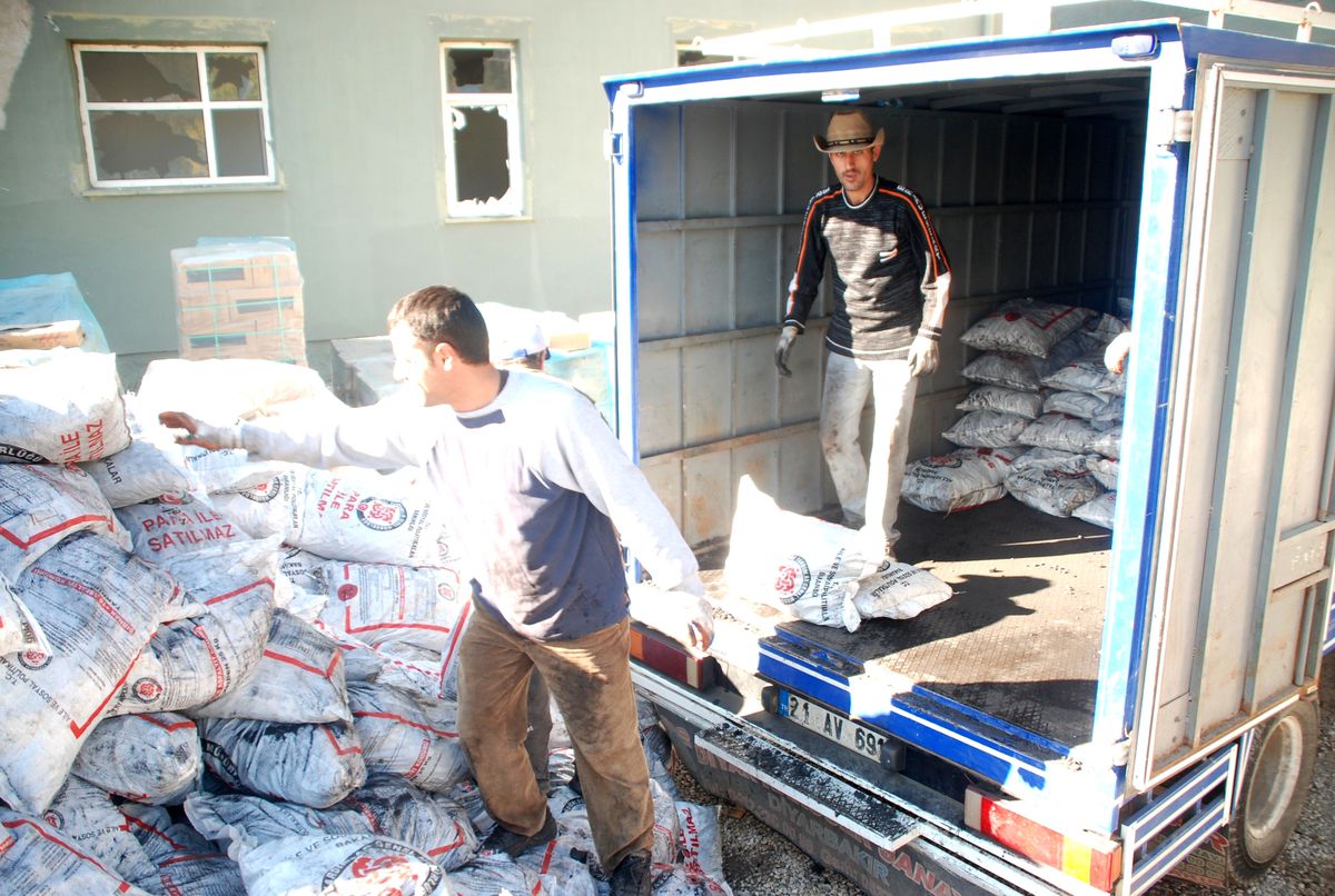 Hani\'de Fakir Ailelere Kömür Yardımı Başladı