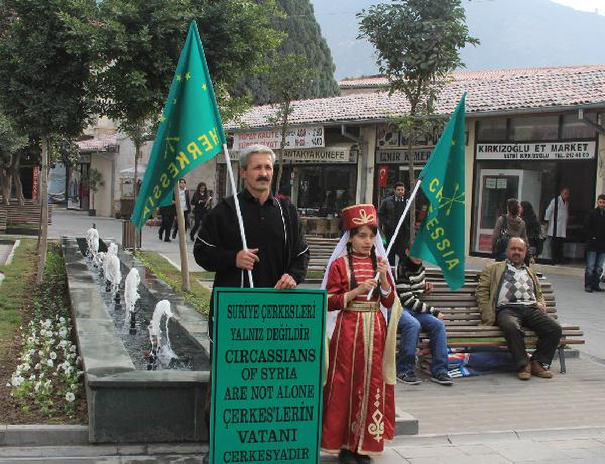 Hatay\'da Baba ve Kızından Rusya\'ya \'Çerkez\' Protestosu