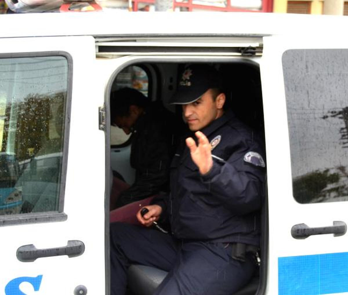 Irmağa Atlamak İsteyen Genci Polis Kurtardı