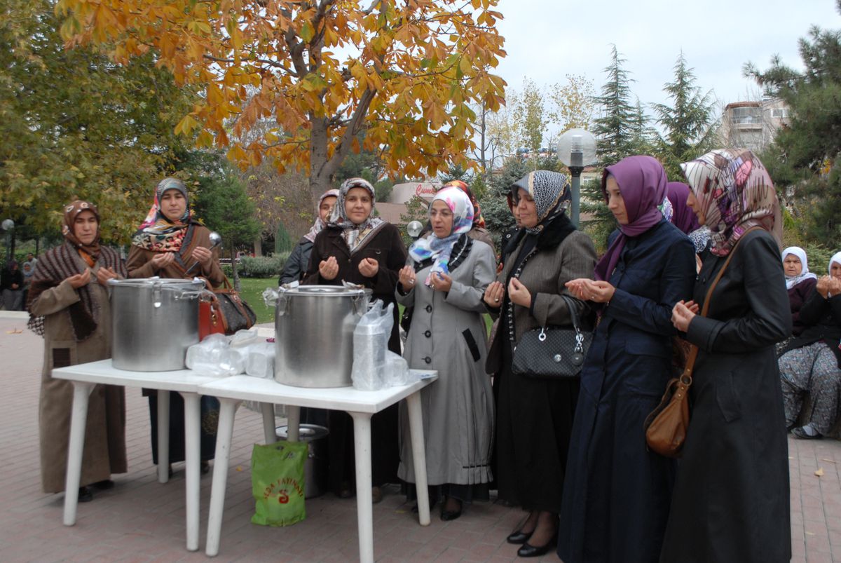 Kadın Kuran Kursları Aşure Dağıttı