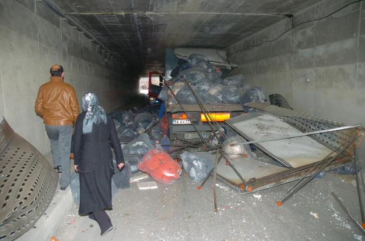 Kamyonun Kasası Alt Geçide Takıldı