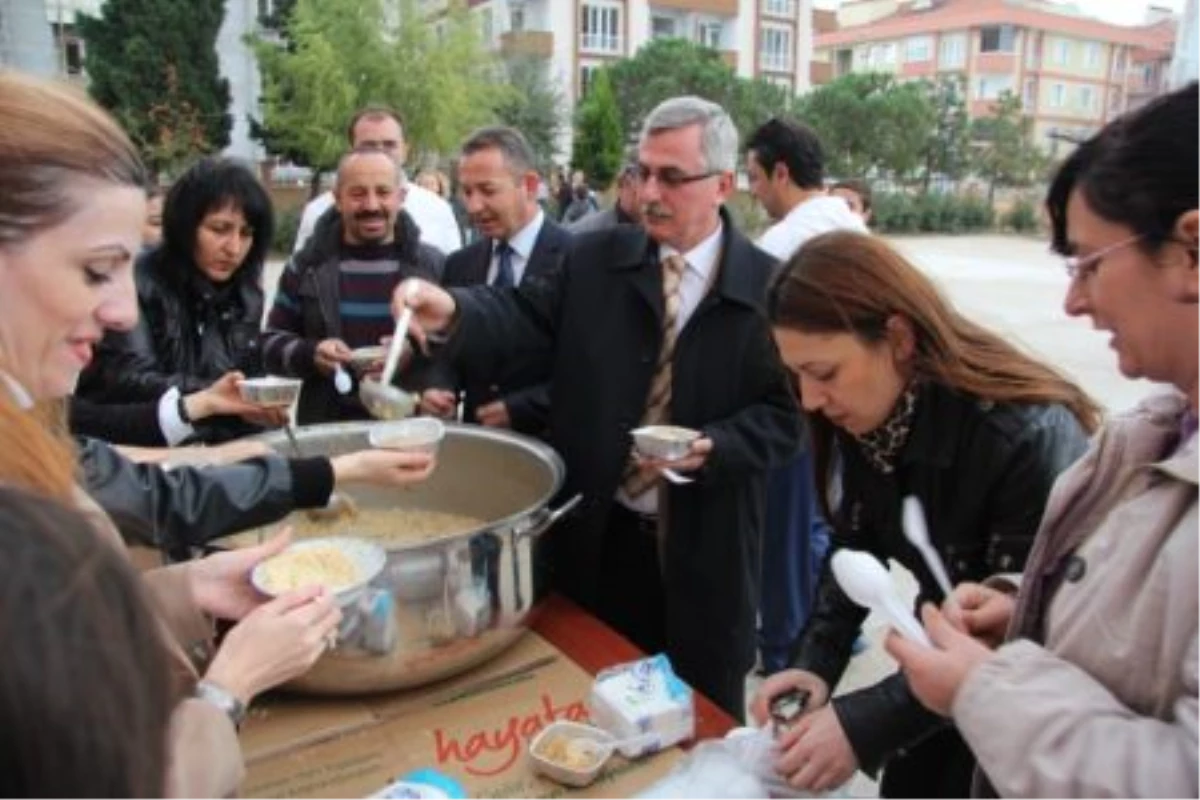 Kırklareli Belediyesi, Vatandaşlara Aşure Dağıttı