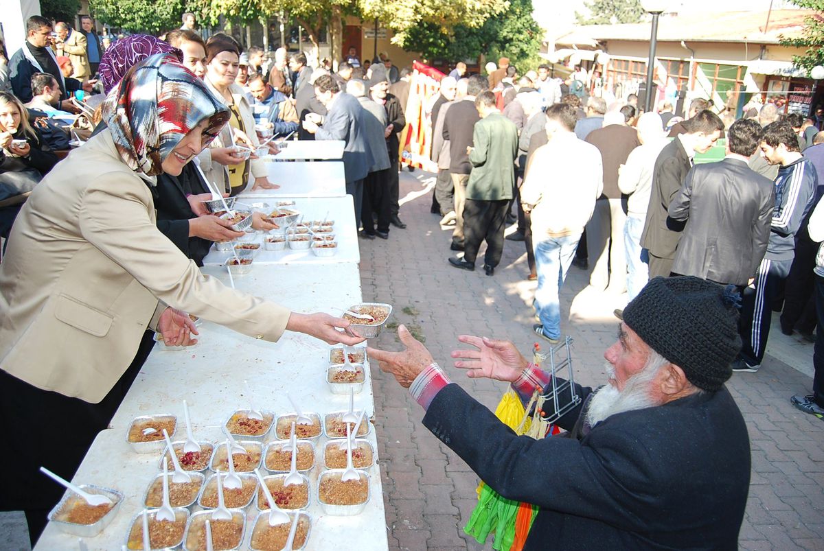 Kozan Belediyesi Aşure Dağıttı