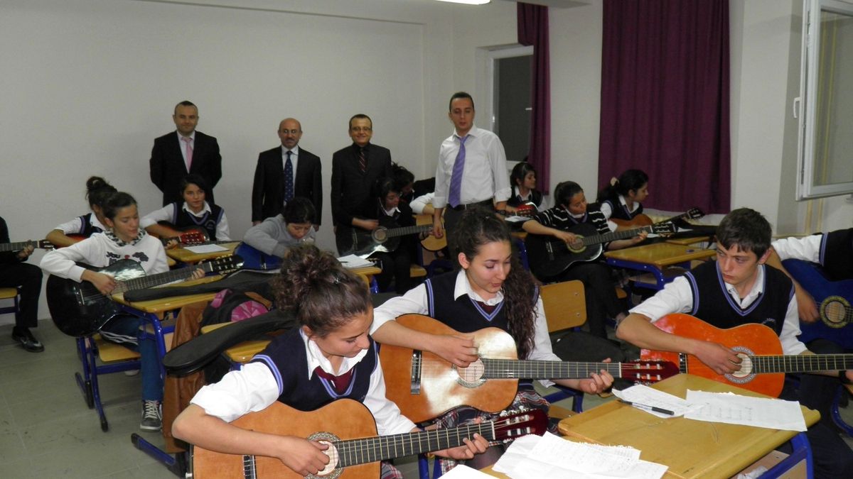 Lise Öğrencilerine Gitar Kursu