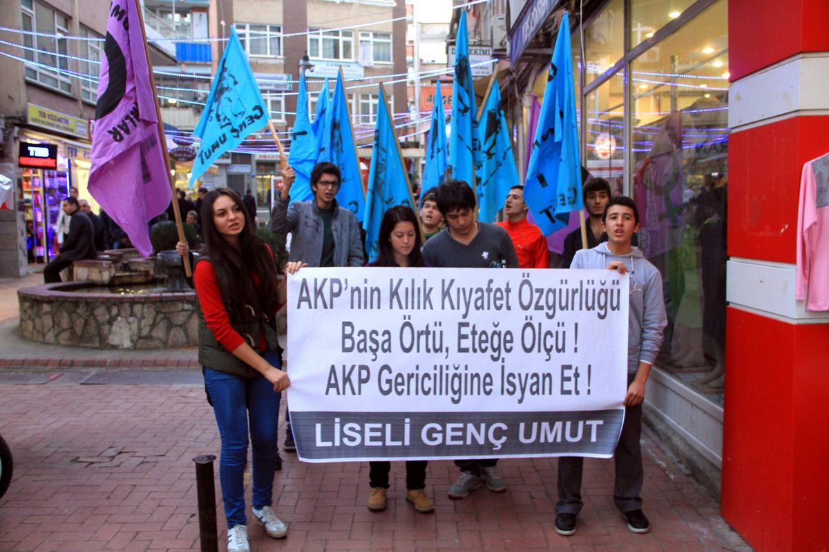 Liselilerden Kıyafet Yönetmeliğine Tepki