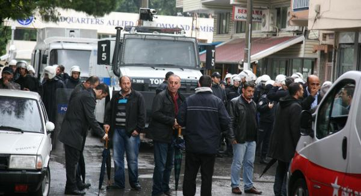 NATO Karargahında Tören, Dışarıda Eylem