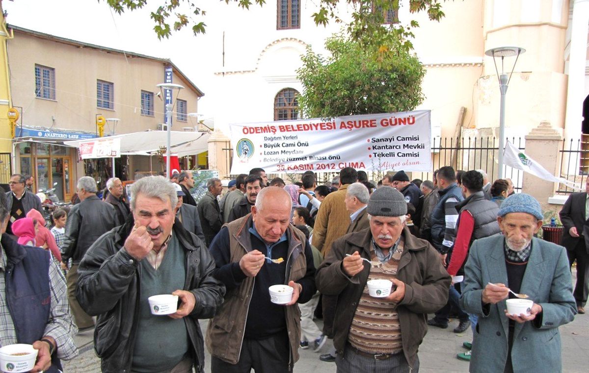Ödemiş Belediyesi, 5 Bin Kişiye Aşure Dağıttı