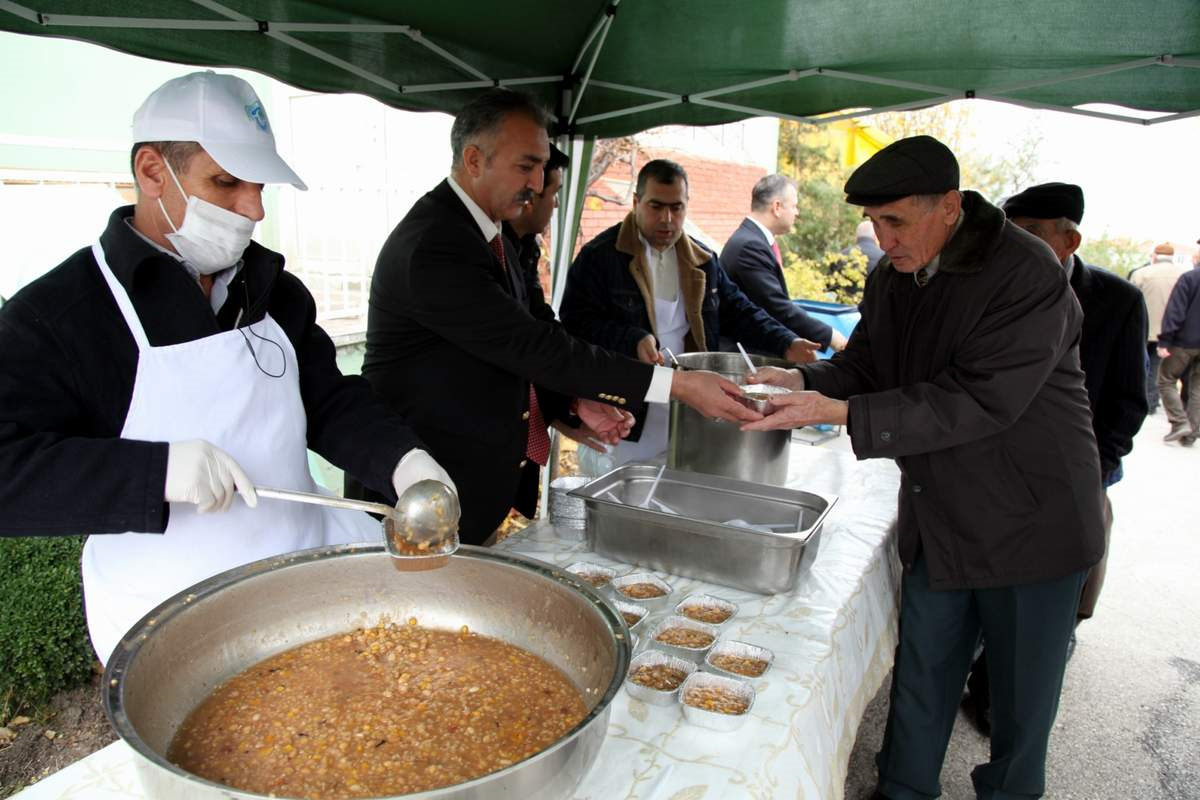 Odunpazarı Belediyesi Mahallesi Sakinlerine Aşure Dağıttı