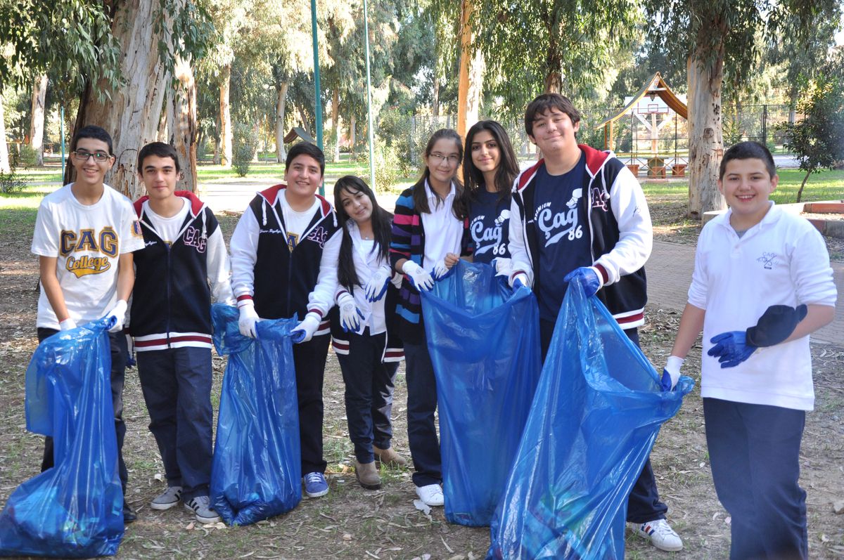 Öğrenciler Berdan Barajı Devlet Parkı\'nda Çöp Topladı
