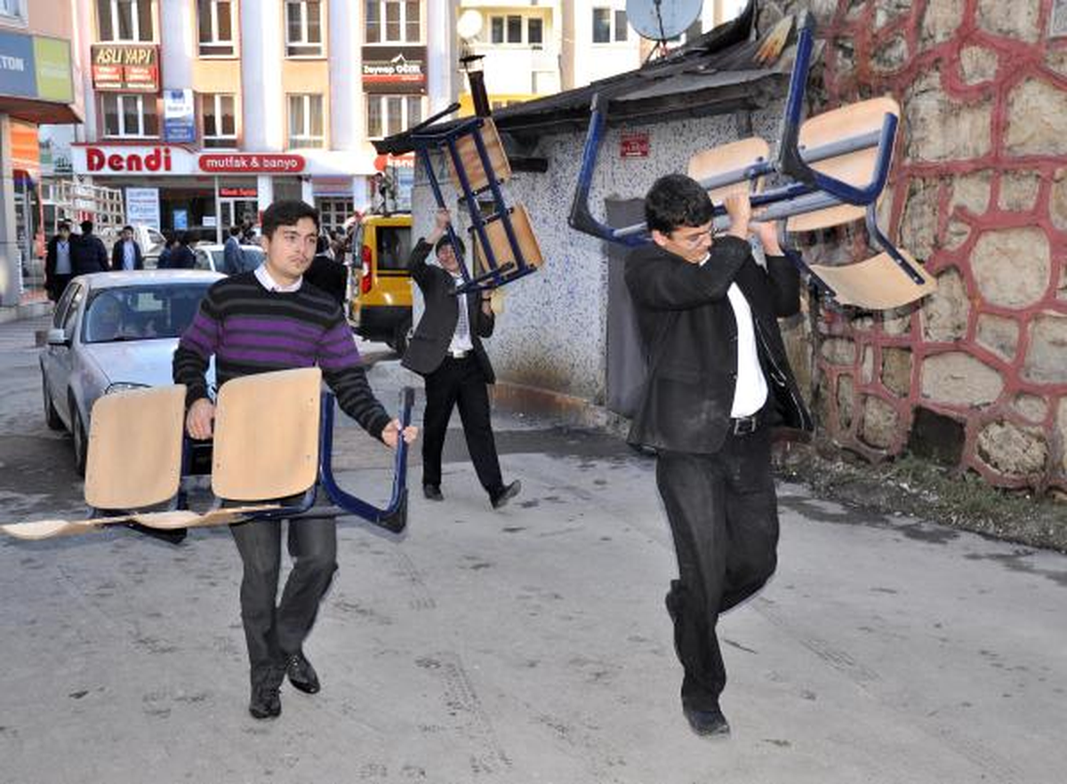 Okulun Sandalye ve Masalarını Öğrenciler Taşıdı