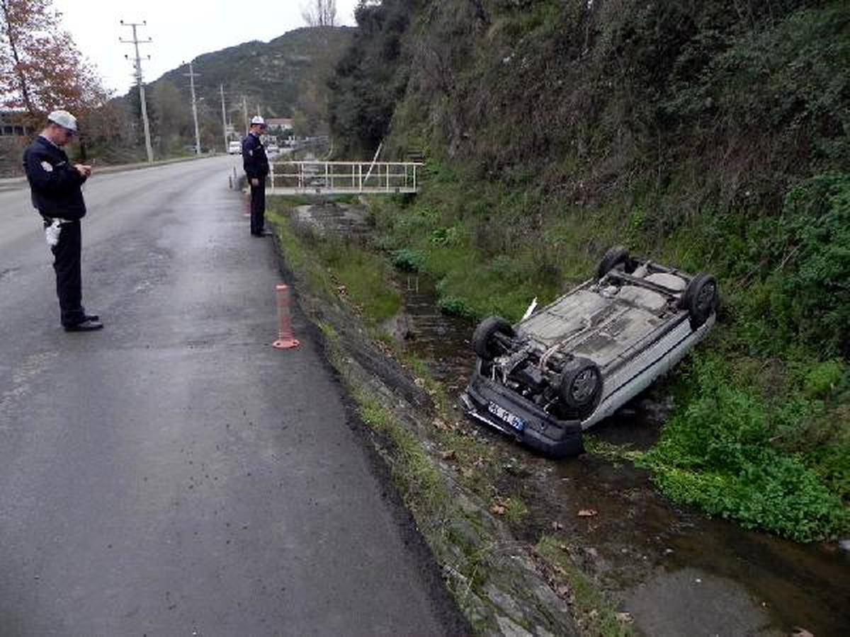 Otomobil Su Kanalına Uçtu: 2 Yaralı