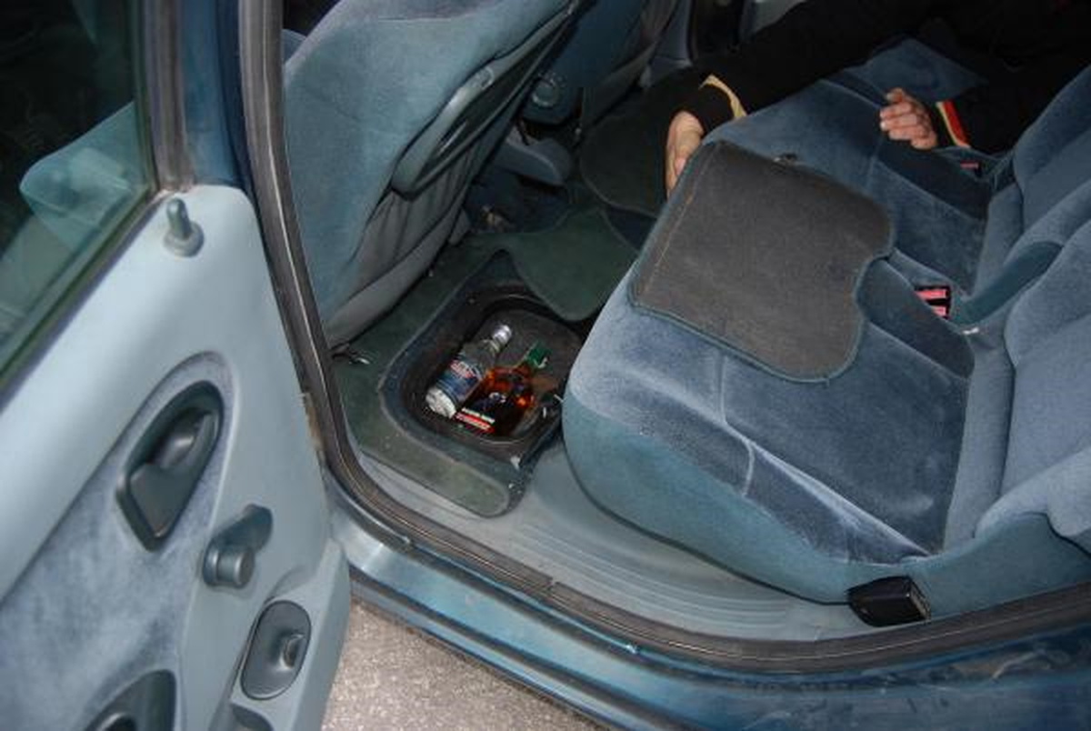 Otomobilin Kapı ve Koltuk Döşemelerinin Arasından Kaçak İçki Çıktı