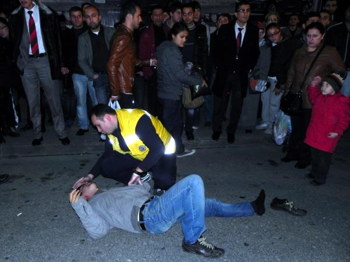 Otomobilin Yaya Geçidinde Çarptığı 2 Kişi Yaralandı