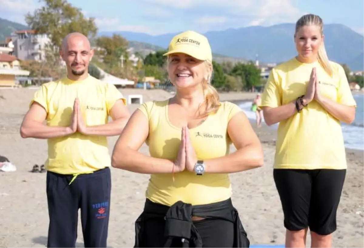 Plajda \'Kadına Şiddete Son\' Yogası