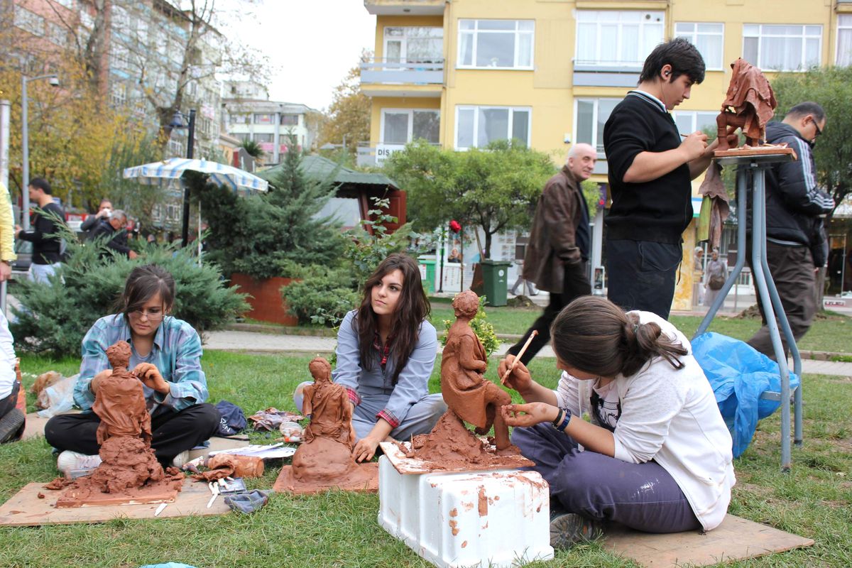 Şaşkın Bakışlar Arasında Heykel Yaptılar