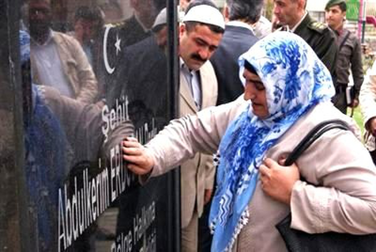 Şehit Evladının Adını Taşıyan Büstü Gözyaşlarıyla Sildi