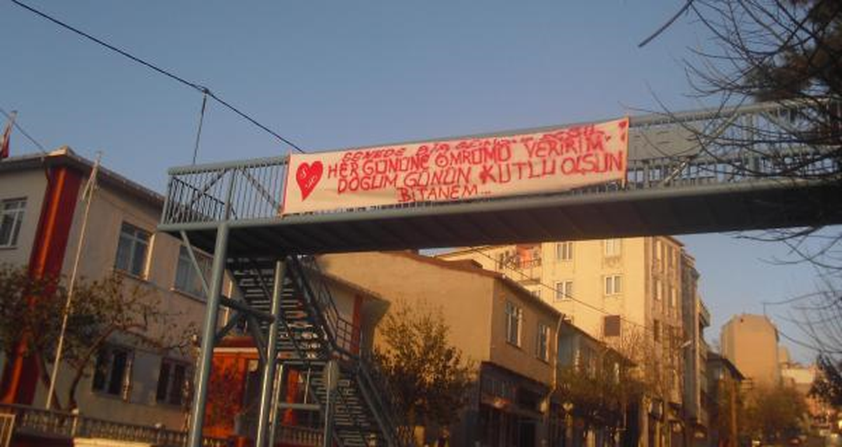 Sevgilisinin Doğum Gününü Üst Geçide Astığı Afişle Kutladı