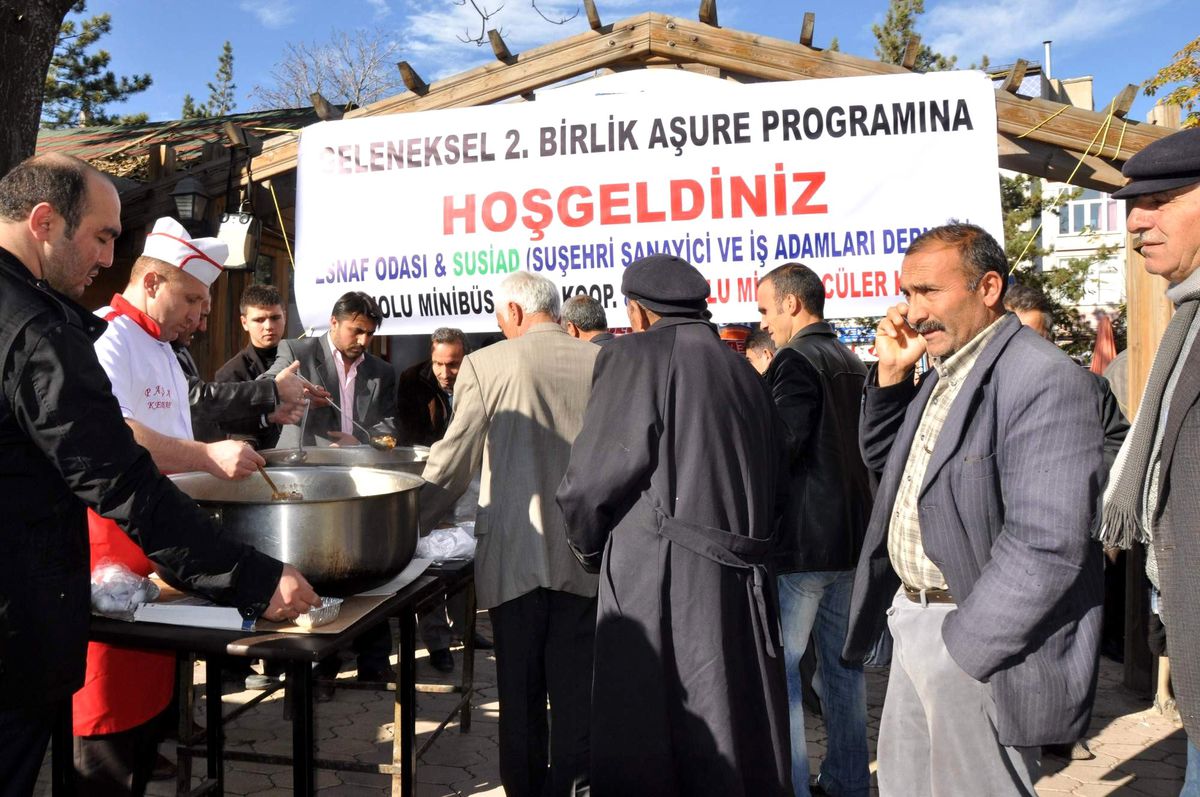 Suşehri\'nde 2 Bin Kişiye Aşure Dağıtıldı