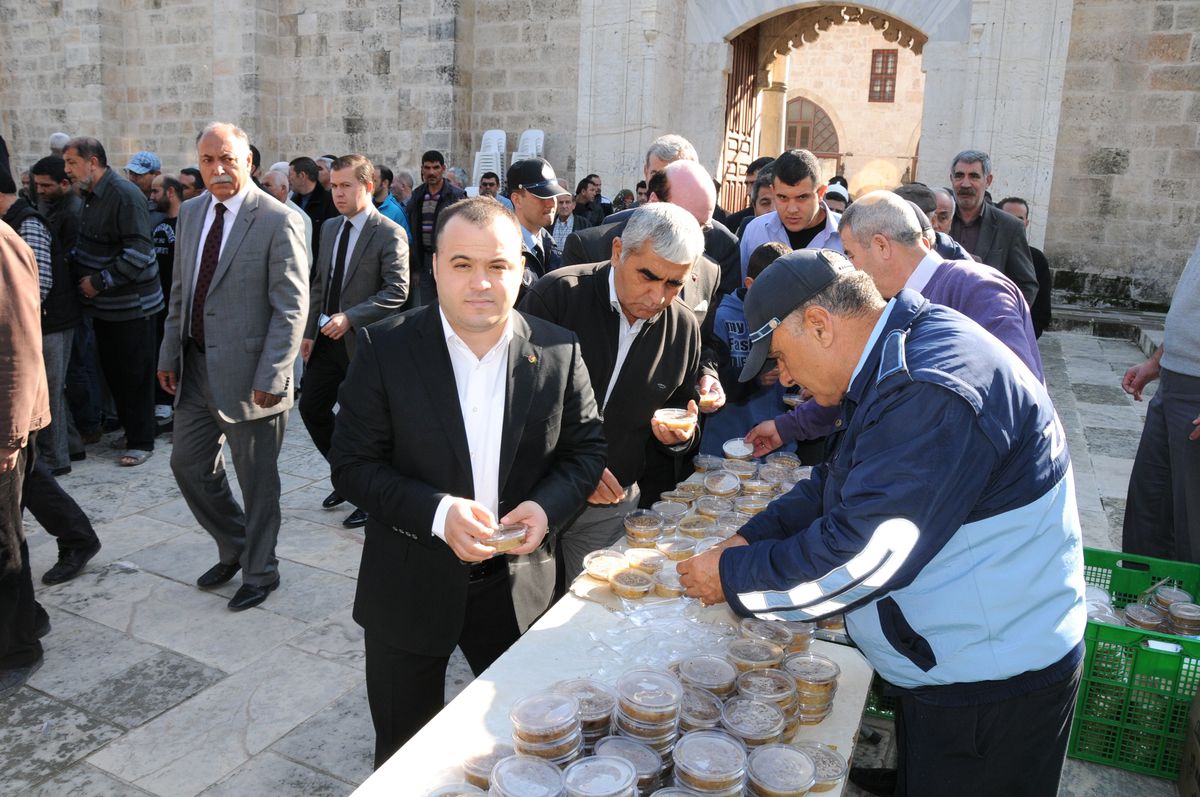 Tarsus Belediyesi Aşure Dağıttı