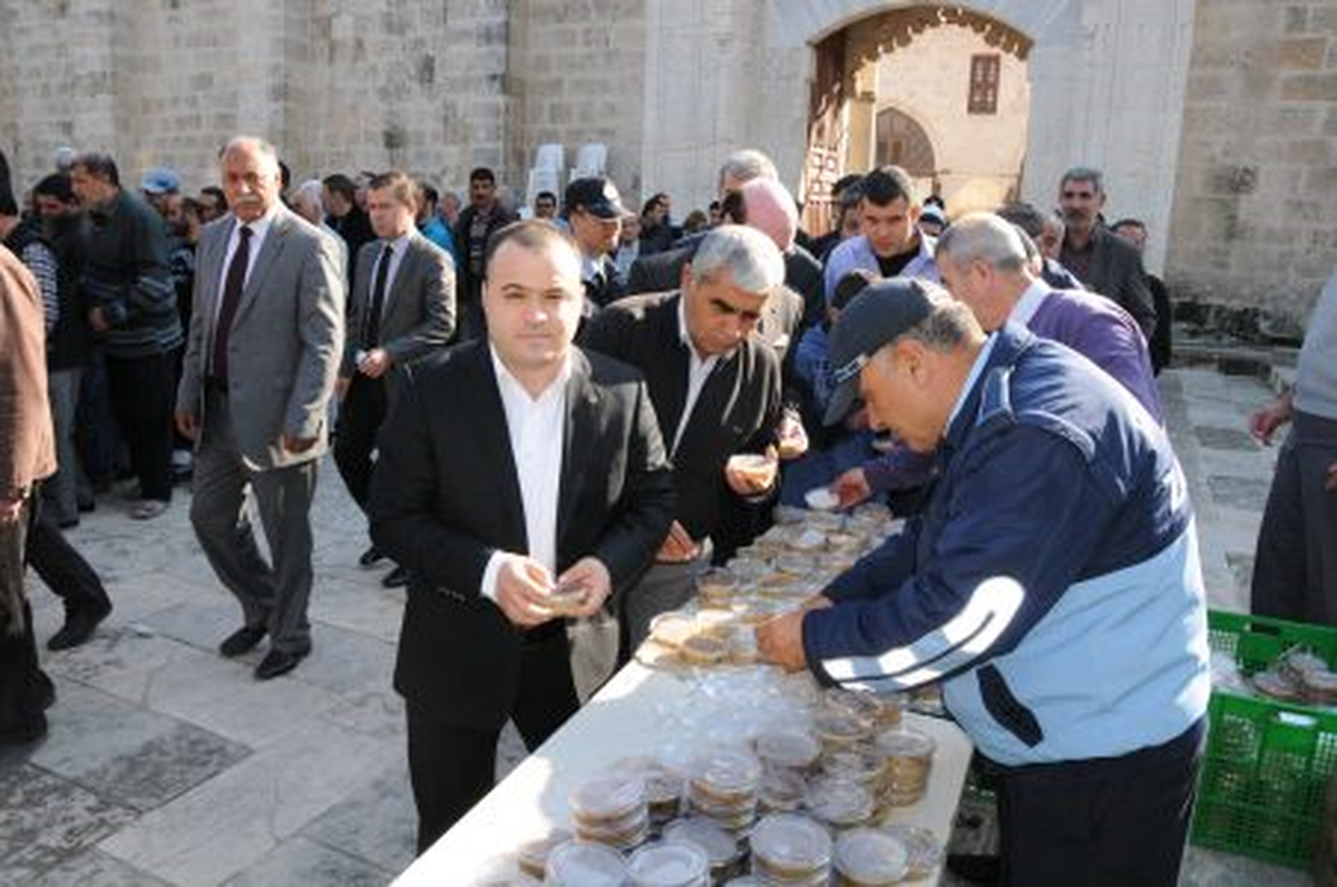 Tarsus Belediyesi Aşure Dağıttı