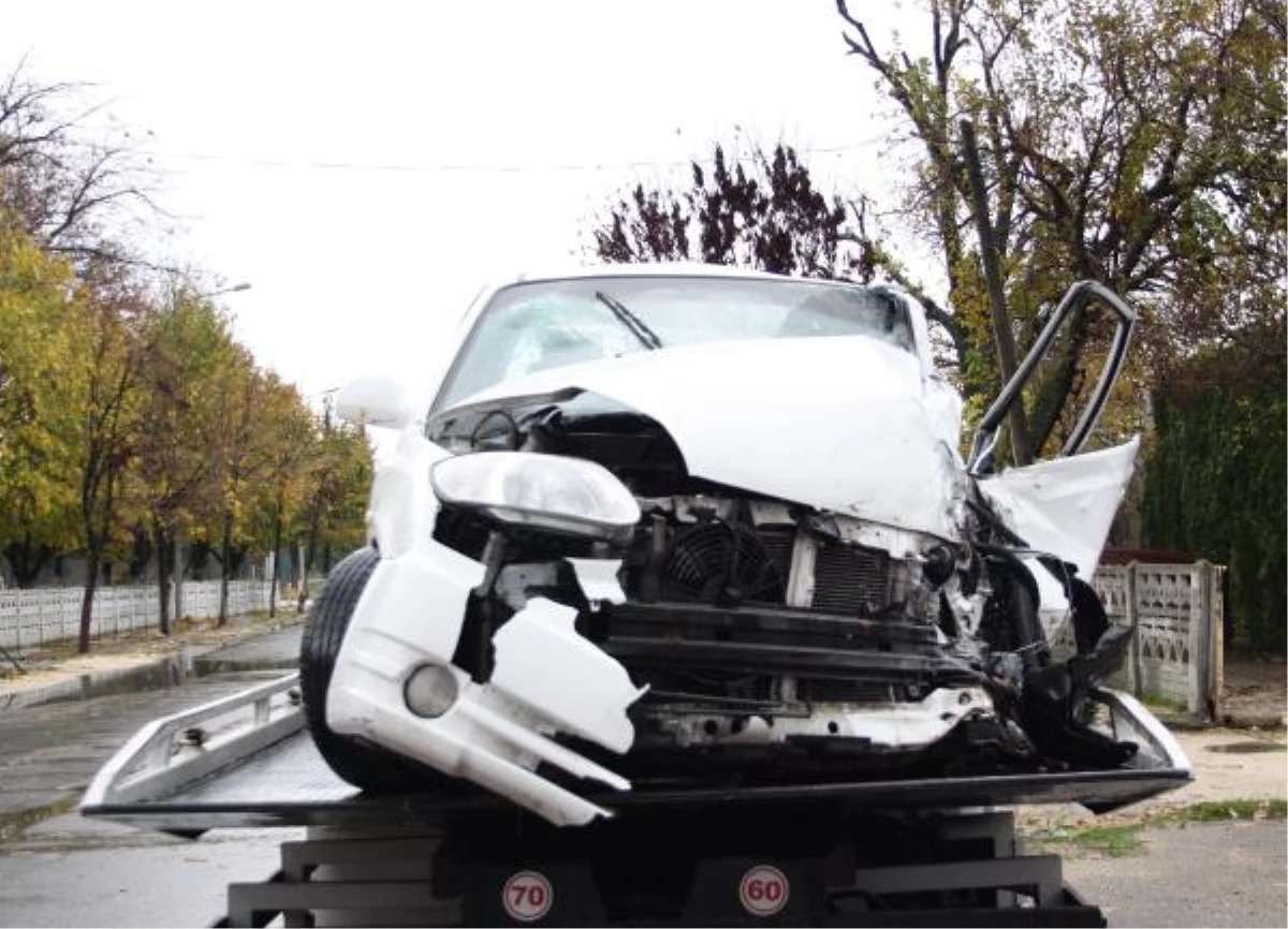 Tır\'a Çarpan Otomobildeki 4 Kişi Yaralandı