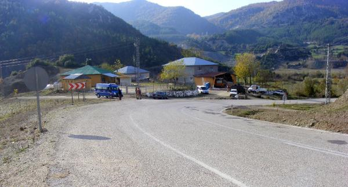 Virajda Yoldan Çıkan Vinç Değirmene Girdi: 2 Yaralı