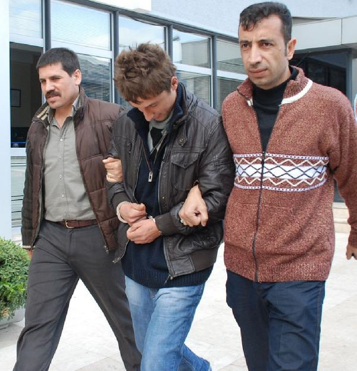 100 Saat Güvenlik Kamerası Görüntüsü İzleyip, Kapkaç Şüphelisini Yakaladılar