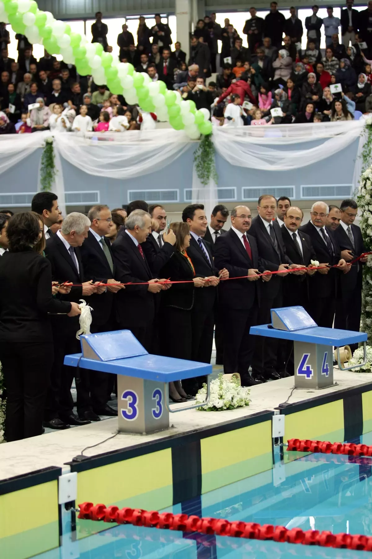 Alleben Yüzme Havuzu Görkemli Bir Törenle Açıldı