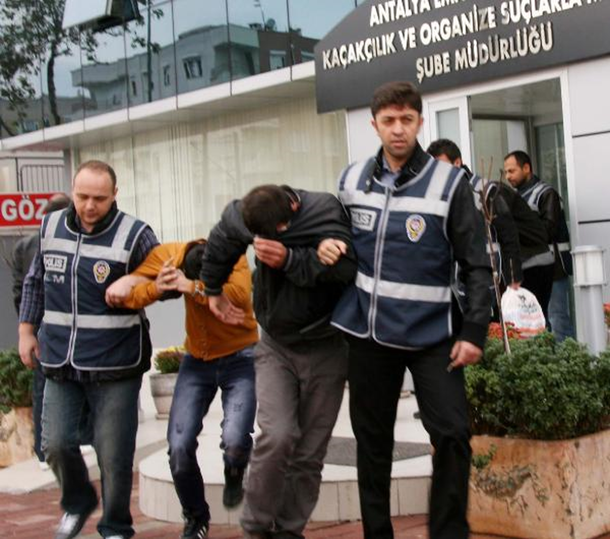 Antalya\'da Polisten 3 Ayrı Uyuşturucu Operasyonu