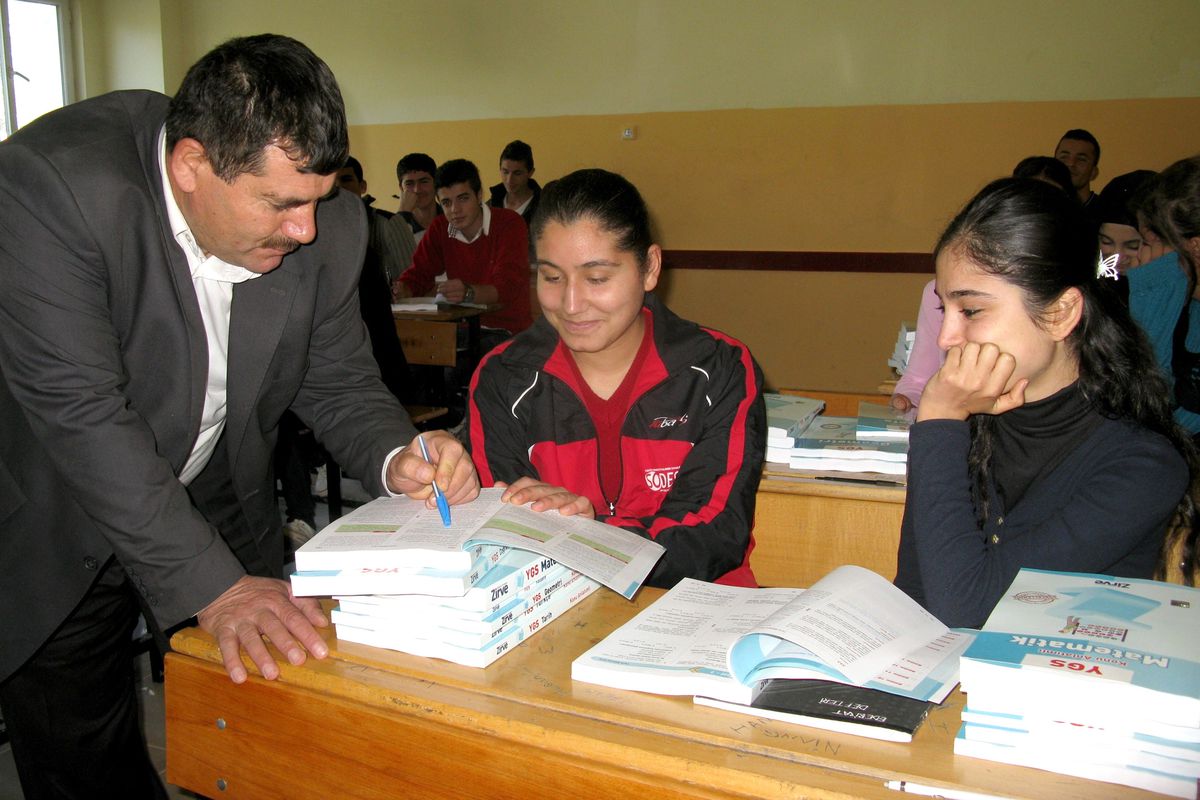 Araban Kaymakamlığı Üniversite\'ye Hazırlanan 150 Lise Son Sınıf Öğrencisine Kitap Dağıttı